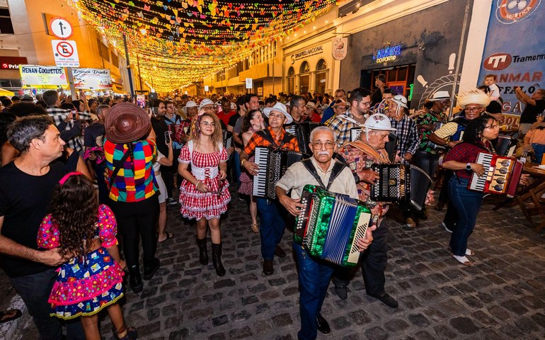Arrasta Pé leva cultura, tradição e multidão para bairro de Jaraguá