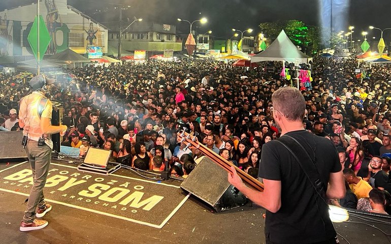 Público lota a Avenida no 1° dia do Forró para Nossa Gente, em Viçosa