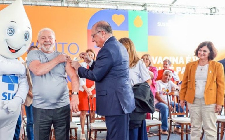 Com Lula vacinado e Zé Gotinha mobilizado, país abre Movimento Nacional pela Vacinação