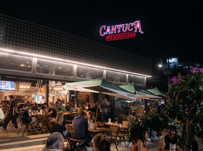 Com 14 dias de preparo, pastrami artesanal vira estrela de sanduíches no Cantuca, em Curitiba