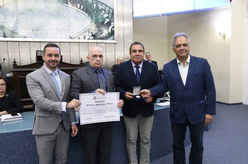 Durante sessão da ALE, Neurocirurgião Rui Oliveira Costa recebe a Medalha de Mérito Tavares Bastos