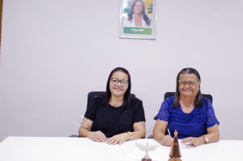 Prefeita Tia Júlia e secretária de Educação Renilda Pereira anunciam pagamento de rateio da educação em Palmeira