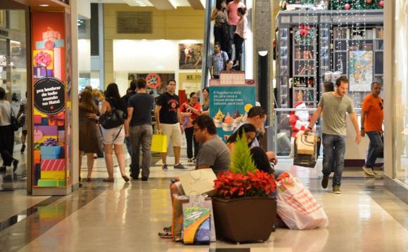 Consumidores buscam presentes de última hora e shoppings ampliam horário