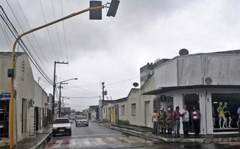 Arapiraca: SMTT liga semáforo e melhora tráfego entre bairros de Arapiraca