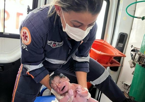 Bebê nasce dentro de ambulância do Samu em Maceió