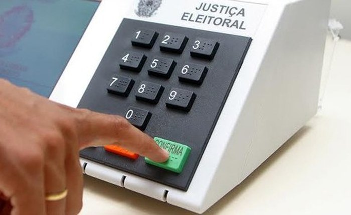 O voto em trânsito permite a transferência para outro município, desde que seja capital ou cidade com mais de 100 mil eleitores