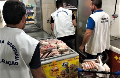 Fiscais apreendem 300kg de produtos e interditam setor de supermercado na orla