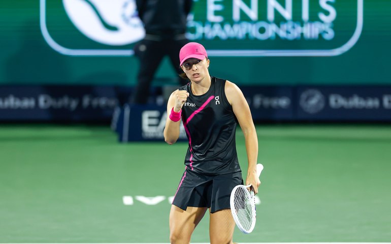 Iga Swiatek se surpreende com título e duplo 6/0 em Wimbledon: 'As emoções são maiores aqui'