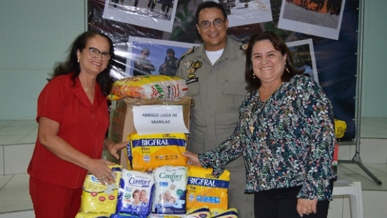PM entrega donativos arrecadados com distribuição das camisas do Bloco Vulcão