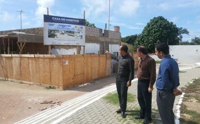 Secretário da Paz visita obras da Casa de Direitos no Jacintinho