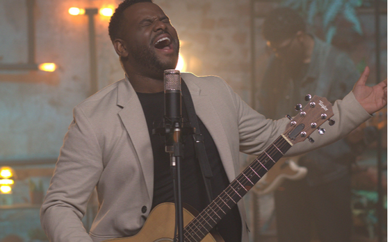 Samuel Messias verte para o espanhol um de seus hits