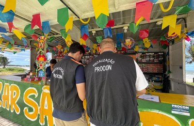 Procon Maceió fiscaliza comércio de fogos de artifício e orienta consumidores sobre compras seguras
