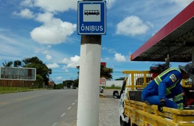 Serviço de sinalização vertical segue na Santa Amélia 
