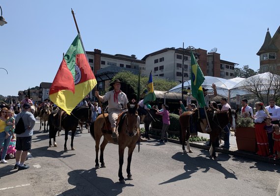 Desfile Farroupilha marcou o 20 de setembro em Gramado