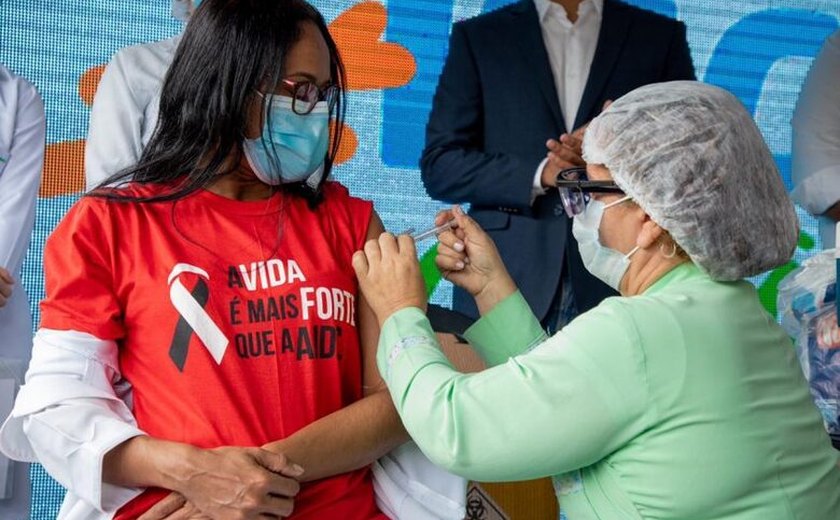 Procura por vacina contra a covid-19 cresce 43% em janeiro em Maceió