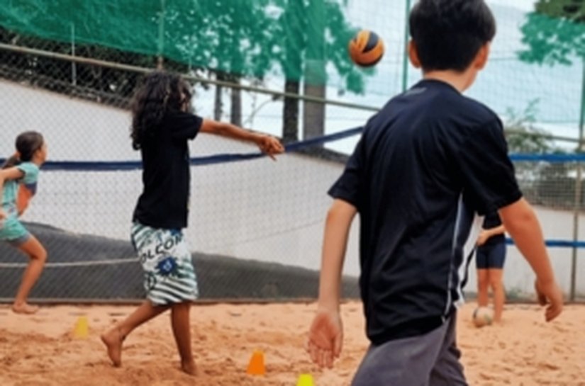 Especialistas apontam benefícios de manter as crianças ativas nas férias através dos esportes