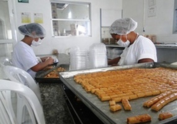 Empresa alagoana produz 60 mil pacotes de biscoitos por mês