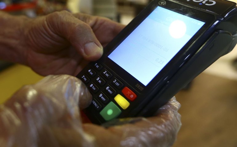 Quadrilha que se passava por plataforma de pagamentos e usava máquinas de cartão para aplicar golpes é alvo de operação no Rio