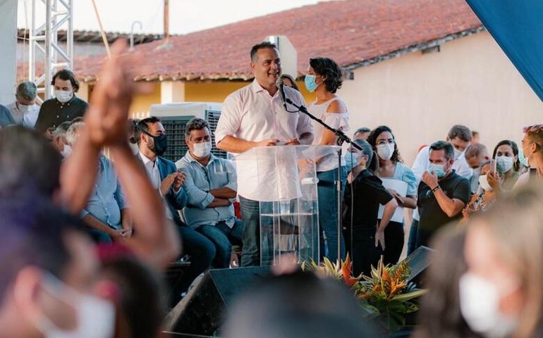 Renan Filho garante retomada de conjunto habitacional em Atalaia