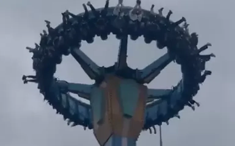 Na China, pessoas ficam de cabeça para baixo após brinquedo de parque travar