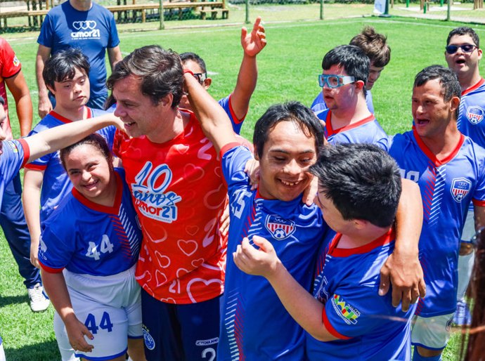 Inclusão de pessoas com síndrome de Down avança na legislação, mas esbarra em desafios cotidianos