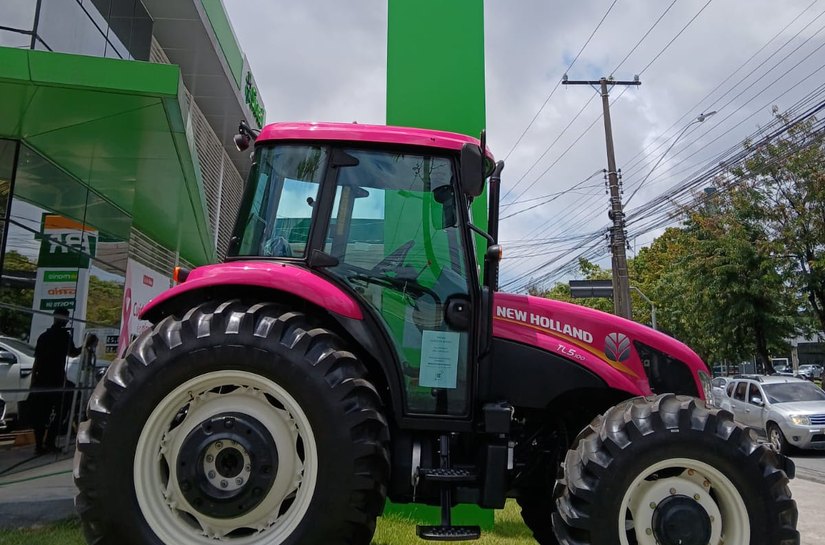 Você viu? Trator todo cor-de-rosa chama atenção em Maceió