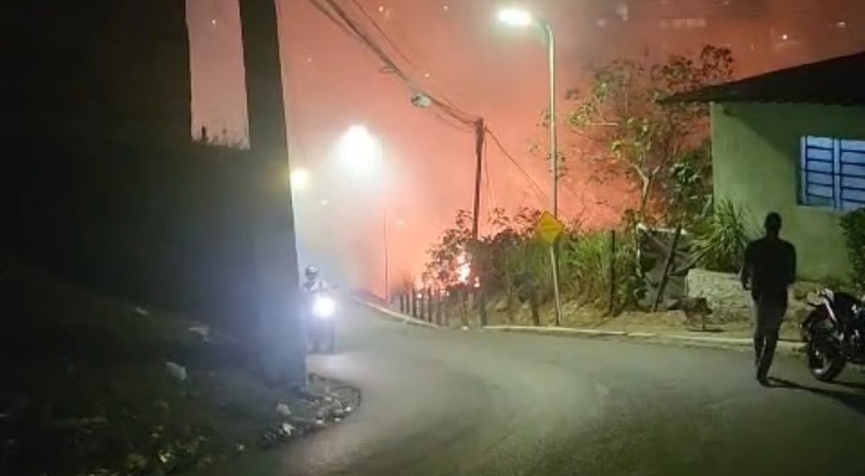 Incêndio atingiu lixo depositado em terreno baldio em Maceió / Foto: Reprodução