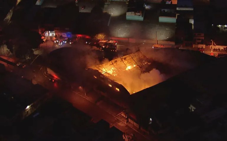 Incêndio atinge galpão em Guarulhos, na Grande SP