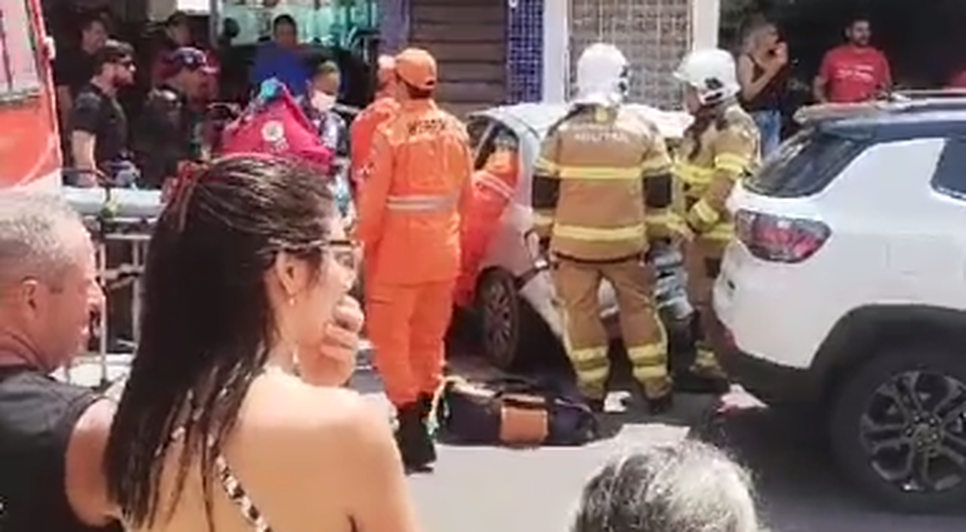 Acidente deixa pedestre e motorista de aplicativo gravemente feridos no Centro de Aracaju; VÍDEO