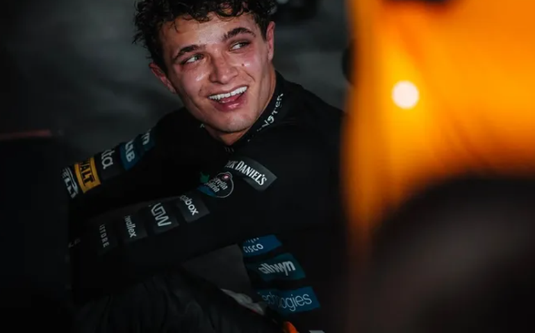 Lando Norris recebe camisa do Palmeiras de presente antes do GP de São Paulo de F1