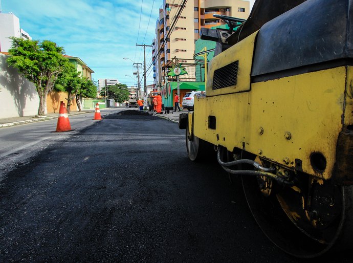 Prefeitura investe em serviços de manutenção de vias públicas da capital