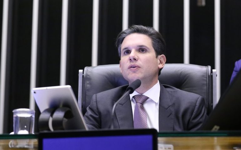 Motta anuncia aceleração de projeto que garante gratuidade da mala de mão em voos