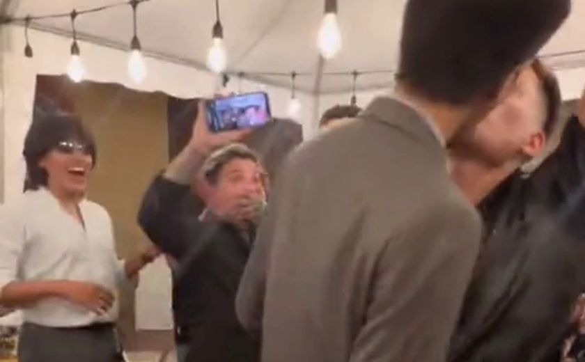 Noivo beijado por convidado em casamento se pronuncia