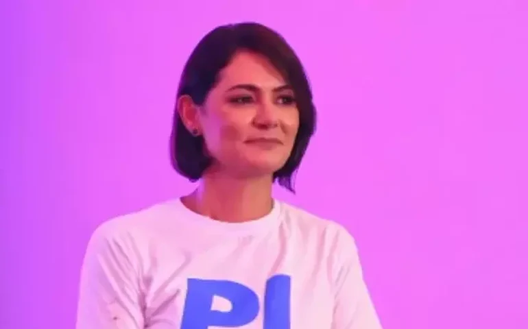 Michelle Bolsonaro comenta desentendimento com filhos de Jair Bolsonaro