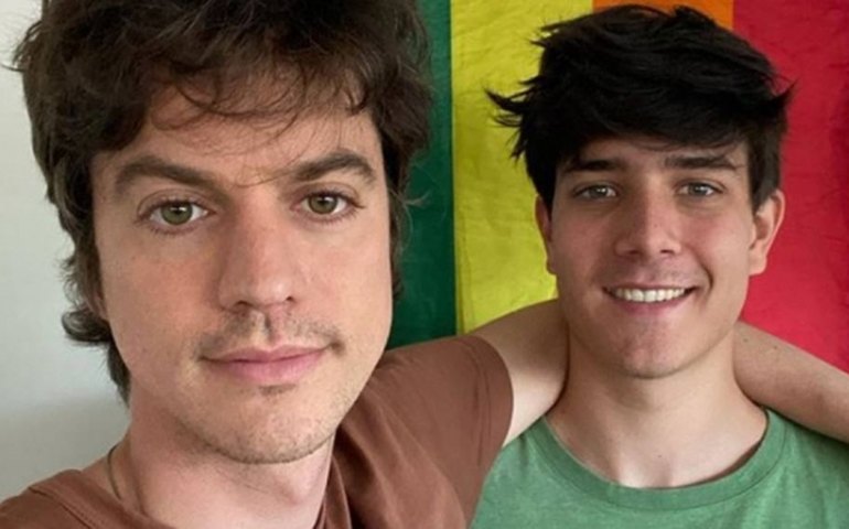 Irmão de Huck, Fernando Grostein posta foto com noivo e fala sobre homofobia