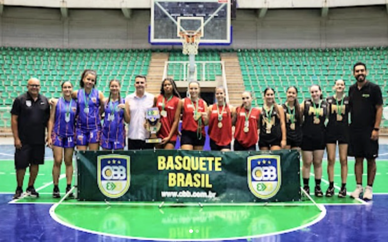 Jogadora da seleção feminina de basquete afirma que não houve pedido pela demissão do preparador físico 