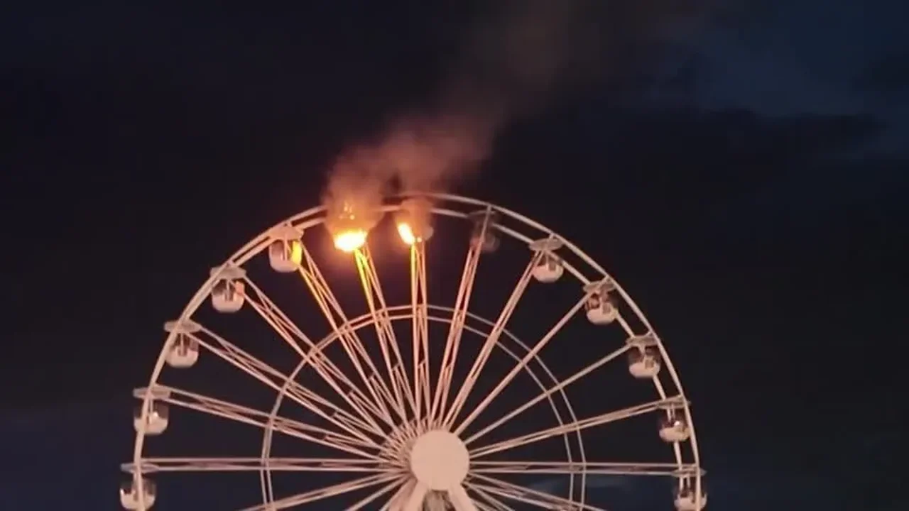 Roda-gigante pega fogo durante festival de música na Alemanha e deixa mais de 20 pessoas feridas 