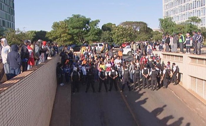 Servidores em greve bloqueiam entrada do Ministério do Planejamento