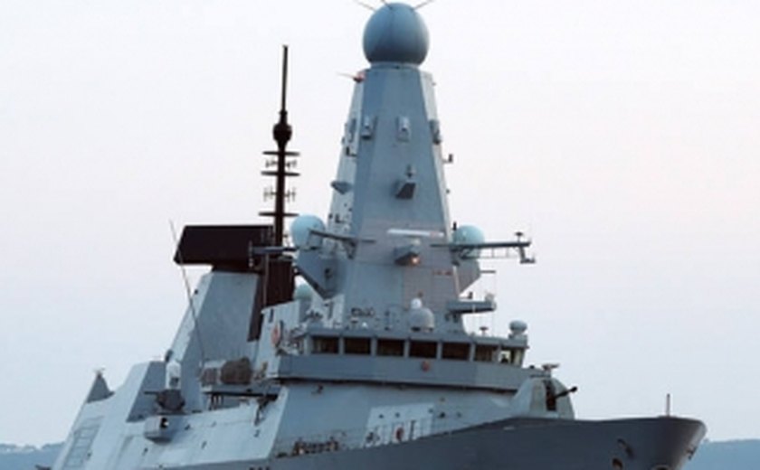 Rússia relata disparos contra navio de guerra britânico; Reino Unido nega