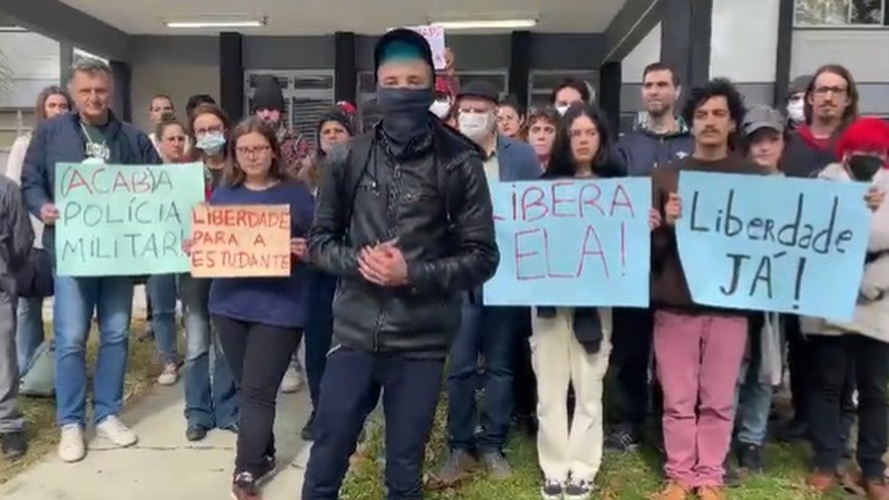 Ato pela democracia: estudante é presa em SC após pichar agência bancária