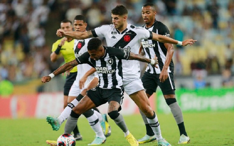 Com dois jogadores a mais, Vasco derrota Botafogo em clássico tumultuado