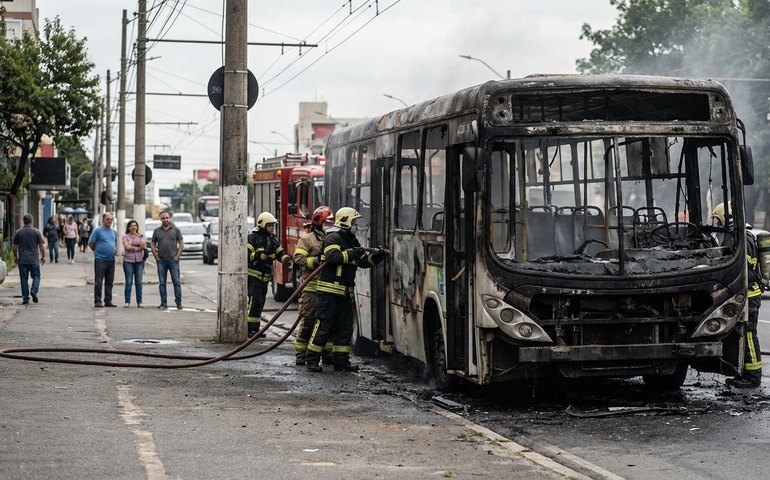 Ônibus pega fogo após pane elétrica em Campo Grande, Zona Oeste do Rio