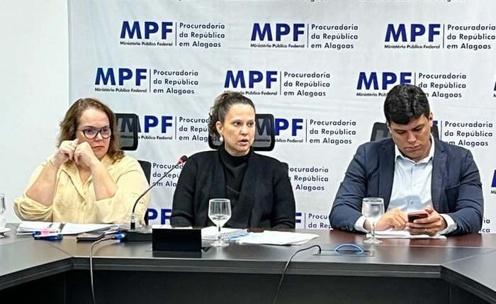 Integrante do MPF durante reunião