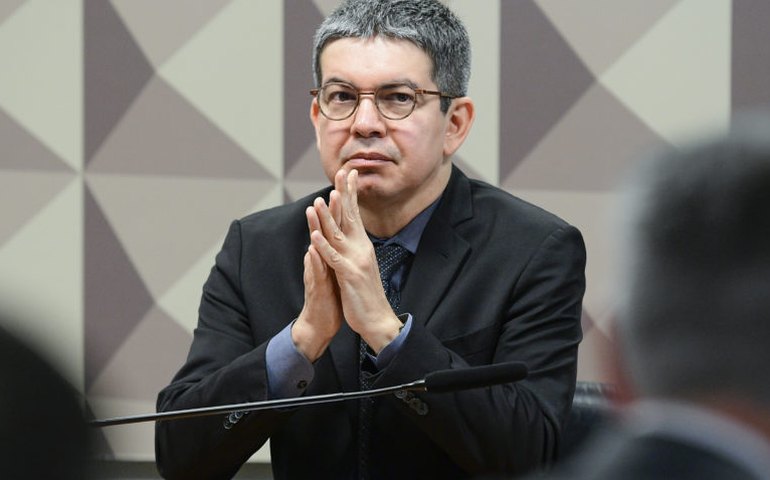 Randolfe anuncia pedido a Alcolumbre para anular sessão da CPI que aprovou quebra de sigilo de filho de Lula