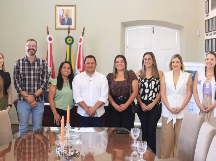 Prefeito em exercício Valdinho Monteiro empossa servidoras aprovadas no concurso da prefeitura de Penedo