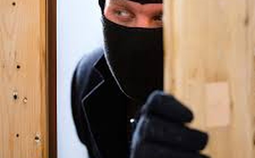 Homem é preso após invadir casa de sobrinho e agredi-lo no Benedito Bentes