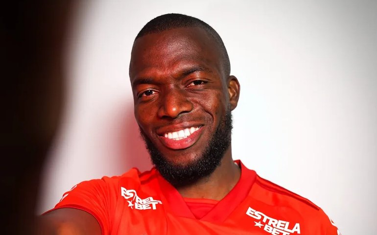 Internacional apresenta o equatoriano Enner Valencia em bela festa em Porto Alegre
