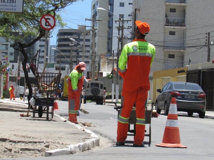 Prefeitura beneficia mais de 70 regiões de Maceió com serviços de limpeza