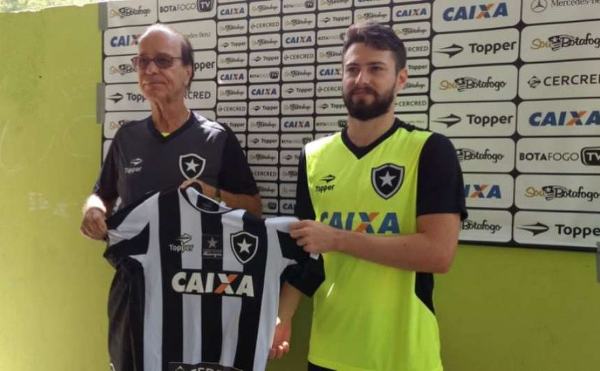 João Paulo é apresentado no Botafogo e garante fazer três funções no meio