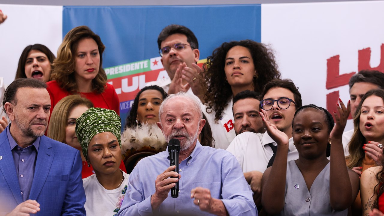 Lula cobra Flávio Bolsonaro sobre apoio ao fim da escala 6x1